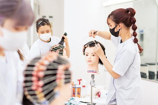 実際の店舗のような本格的な環境で学ぶ