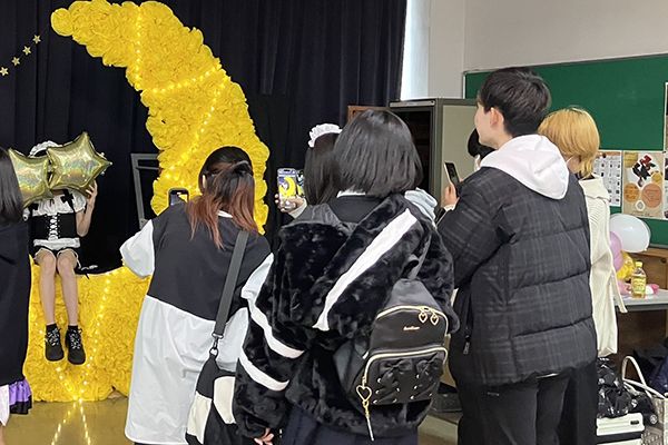 国立にある校舎で仲間と盛り上がれる