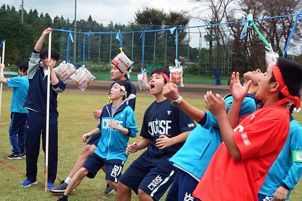 グラウンドで応援、仲間と盛り上がる体育祭
