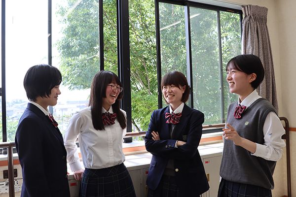 機能性や生地にもこだわった制服を毎日着用