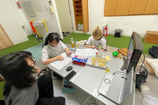 最大15名の超少人数制、登下校時間も自由