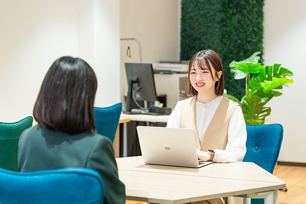 先生、大学生、社会人が目標に寄り添う