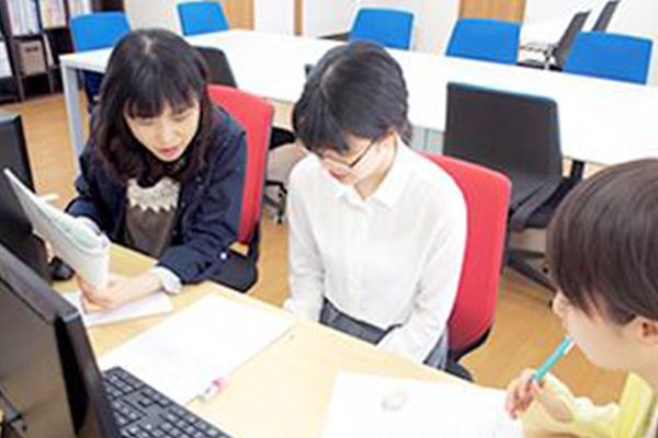 ベテラン教員や卒業生が受験をサポート
