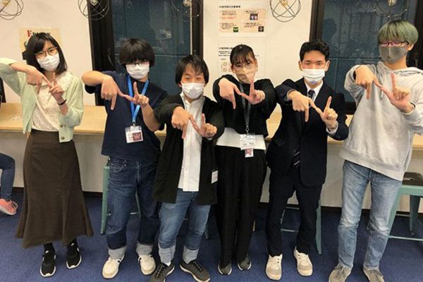 年齢が近い大学生も学校生活をサポート