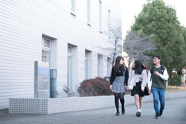 グループワークで仲間や先生と盛り上がる