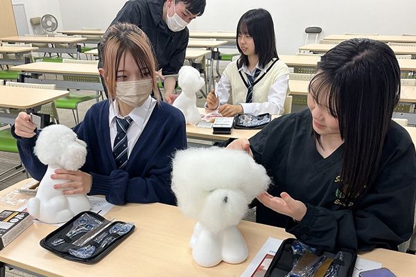 仲間と一緒に鉄道、ペット、調理を学ぶ