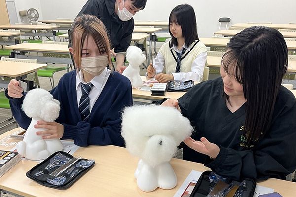 連携する専門学校で、ペットと一緒に学ぶ