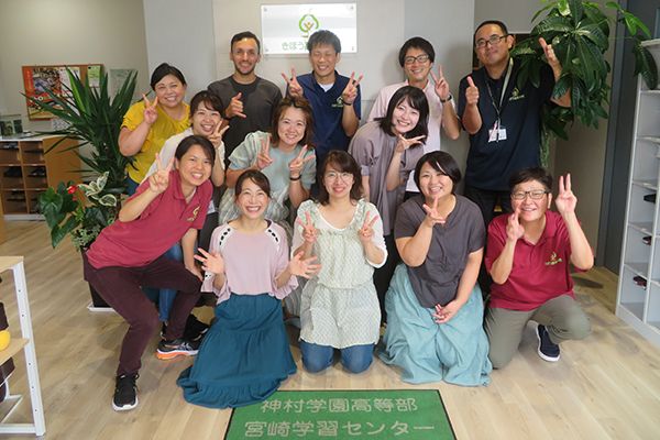 先生全員で生徒一人ひとりと向き合う