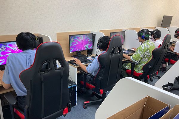 仲間と一緒にe-sportsで大会優勝へ
