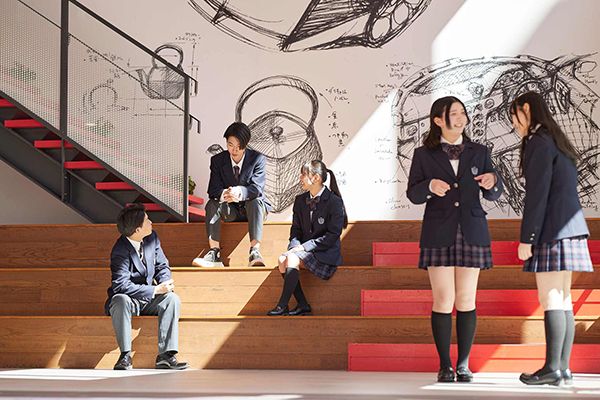 イラスト、動画、ゲームに囲まれた学校生活