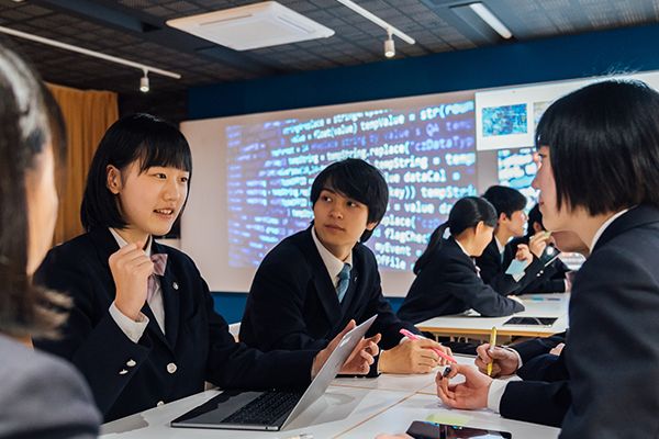 １対１のコーチングで生徒に向き合う