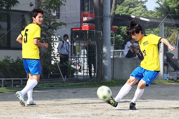 演劇部で仲間と一緒に熱い気持ちを作品に