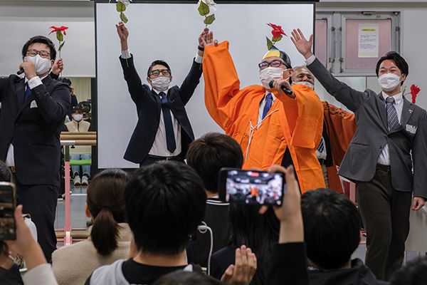 生徒一人ひとりに教員が付く担任制