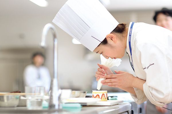 系列の専門学校の設備を使用して学べる