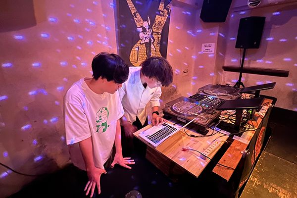 二人三脚で歩むアーティストへの道